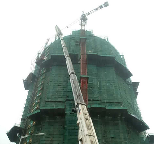 濠江吊车在工地上作业